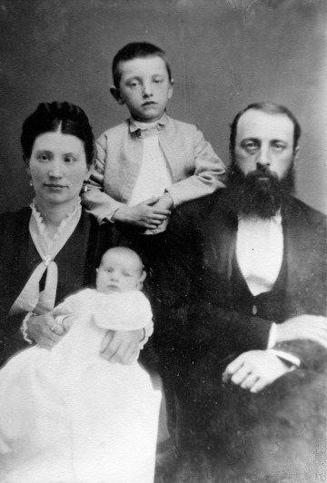 Family photograph of the Peckinpaugh family: Henry Peckinpaugh, Mollie Peckinpaugh, Harry Peckinpaugh, Flora Peckinpaugh, n.d. Source: University Archives and Special Collections (MSS 069-009)