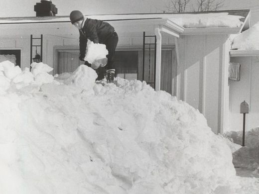 Little boy digging out snow from the front of his house, 1978. Source: https://www.indystar.com/story/news/history/retroindy/2016/01/25/retroindy-blizzard-1978/79293570/