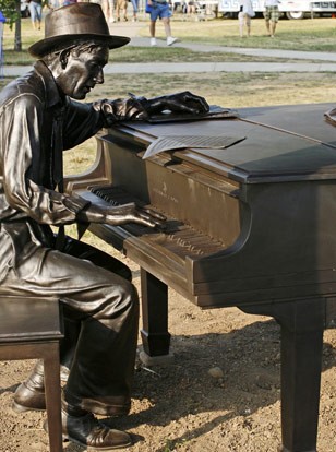 Hoagy Carmichael Statue at Indiana University, 2008. Source: http://newsinfo.iu.edu/news-archive/8766.html