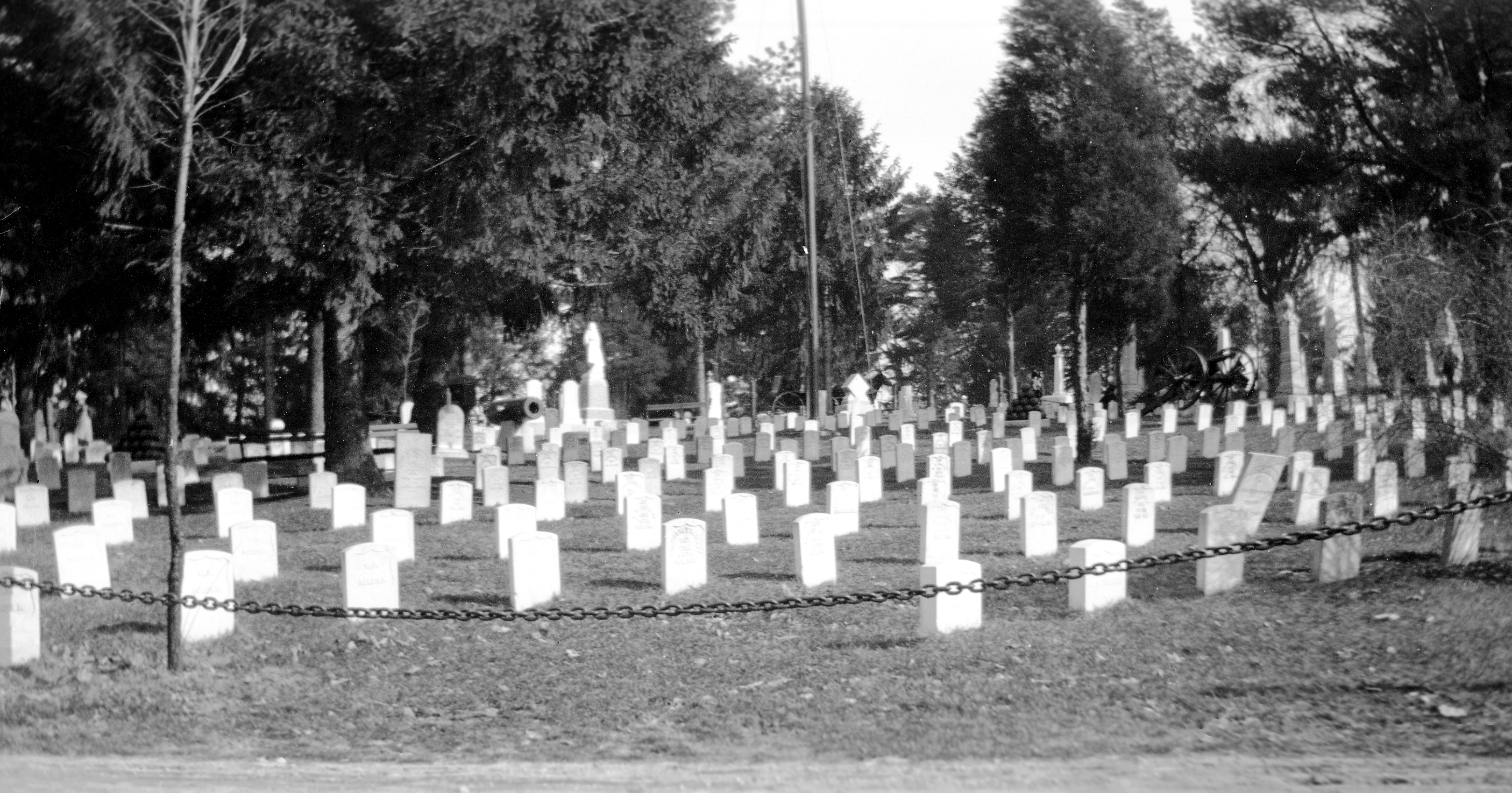 Possible Civil War section at Oak Hill Cemetery in Evansville, Indiana, c. 1900. MSS 264-1237.