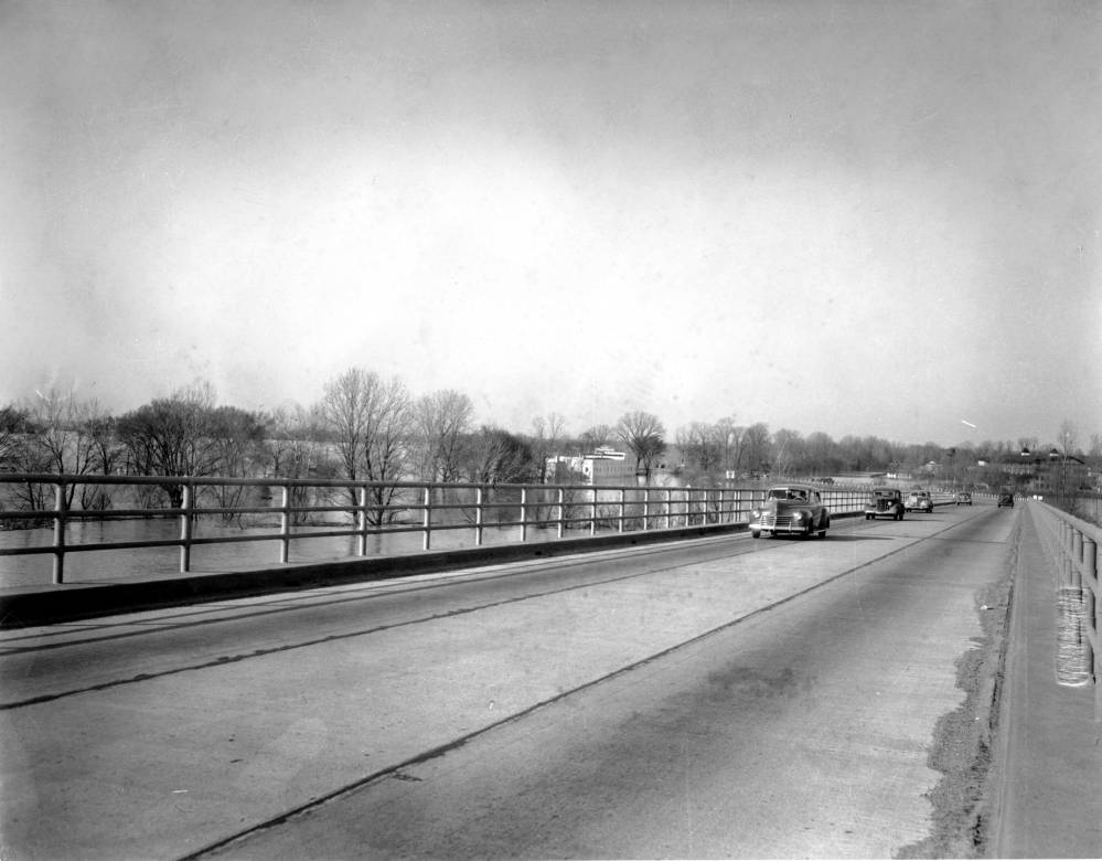 Cars approach to Ohio River Bridge in Evansville, Indiana, 1937.